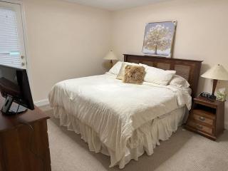 Modern Lakefront Oasis Unwind in Comfort & Style - 1