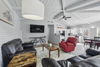 Charming 3Bed 2Bath Hidden Gem w Yard Sleeps 6 - Richardson - 0