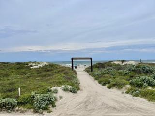 Beachgate Condo Suites and Hotel 121 condo - 2