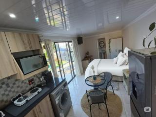 Stylish Studio in Tableview Stay with Pool Access - Cidade Do Cabo - 5