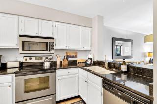 Walk to the Beach from Your Springwood Villa Retreat - 5