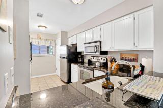 Walk to the Beach from Your Springwood Villa Retreat - 4