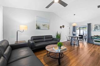 Private retreat sleeps 6 with oversized heated pool! - Venice - 6