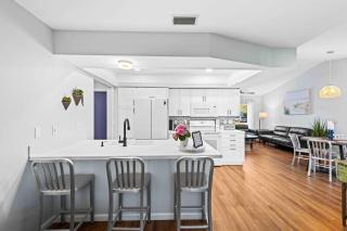 Private retreat sleeps 6 with oversized heated pool! - Venice - 2