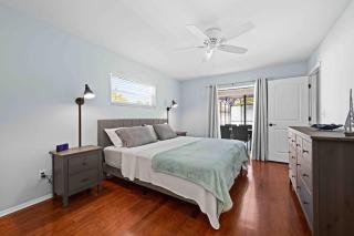Private retreat sleeps 6 with oversized heated pool! - Venice - 1