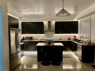 Beautiful Family Suites - Master Bedroom - Niagara Falls - 3