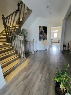 Beautiful Family Suites - Master Bedroom - Niagara Falls - 5