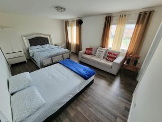 Beautiful Family Suites - Master Bedroom - Niagara Falls - 1