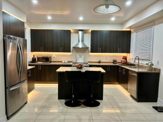 Beautiful Family Suites - Master Bedroom - Niagara Falls - 4