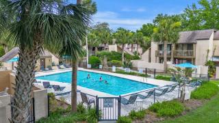 Coastal Charm & Convenience Beach Club Villa Near the Shore - Hilton Head Island - 7