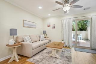 Beachy & Beautiful Renovated Villa Just Steps from the Ocean - Hilton Head Island - 9