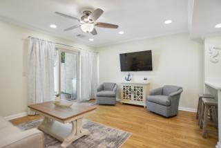 Beachy & Beautiful Renovated Villa Just Steps from the Ocean - Hilton Head Island - 8