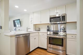 Beachy & Beautiful Renovated Villa Just Steps from the Ocean - Hilton Head Island - 5