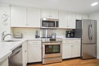 Beachy & Beautiful Renovated Villa Just Steps from the Ocean - Hilton Head Island - 4