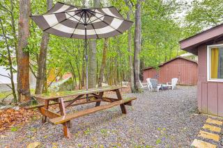 Pool and Lake Access Family Poconos Cabin with Deck - 9