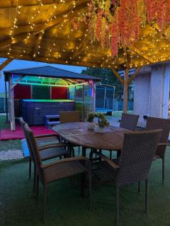 FINN VILLAGE "Raspberry Cottage" Private Garden, 6-seater HOT TUB, Firepit & Pizza Stove - Drymen - 2
