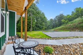 Green Gables Getaway-Across from Dollywood 2BR2BA Cabin Hot Tub Fireworks Views - Pigeon Forge - 9