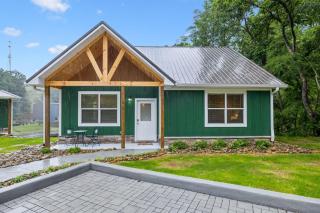 Green Gables Getaway-Across from Dollywood 2BR2BA Cabin Hot Tub Fireworks Views - Pigeon Forge - 8