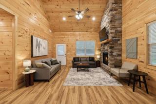 Green Gables Getaway-Across from Dollywood 2BR2BA Cabin Hot Tub Fireworks Views - Pigeon Forge - 6