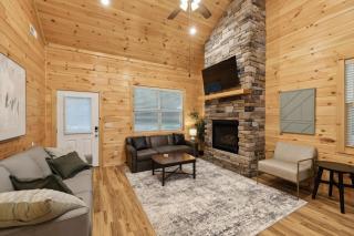 Green Gables Getaway-Across from Dollywood 2BR2BA Cabin Hot Tub Fireworks Views - Pigeon Forge - 4