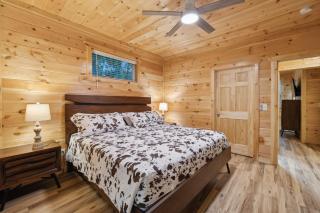 Green Gables Getaway-Across from Dollywood 2BR2BA Cabin Hot Tub Fireworks Views - Pigeon Forge - 3