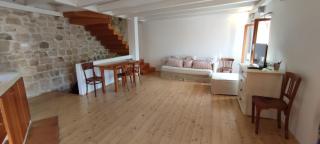 Authentic Stone House - Vis - 4