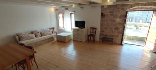 Authentic Stone House - Vis - 7