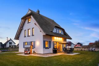 Rügenzauber Reetdachhaus mit Sauna u Kamin Strandnähe Garten - Dranske - 0