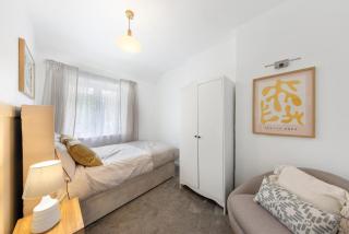 Modern 2-Bedroom Home in Bromley - 1