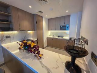 Elite 1BR Roka Lounge, Financial Harbour - Manama - 4