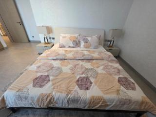 Elite 1BR Roka Lounge, Financial Harbour - Manama - 1