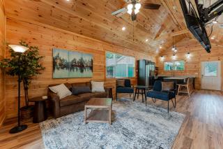 New 2BR cabin across from Dollywood with hot tub, one-step entry, and free attraction tickets - Pigeon Forge - 7
