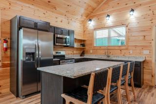 New 2BR cabin across from Dollywood with hot tub, one-step entry, and free attraction tickets - Pigeon Forge - 6