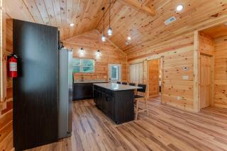 New 2BR cabin across from Dollywood with hot tub, one-step entry, and free attraction tickets - Pigeon Forge - 3