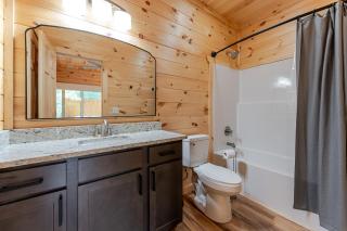 New 2BR cabin across from Dollywood with hot tub, one-step entry, and free attraction tickets - Pigeon Forge - 1