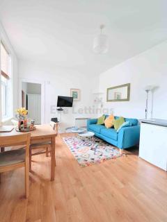 Mermaid Apartment, A Colourful Coastal Escape By The Sea, Child Friendly - St Ives - 0