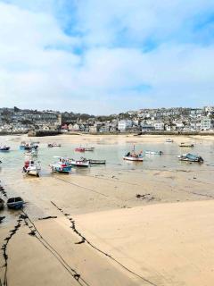 Mermaid Apartment, A Colourful Coastal Escape By The Sea, Child Friendly - St Ives - 2