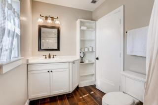 Buttercup - Charming Home on Quiet Street Near the Convention Center - 3