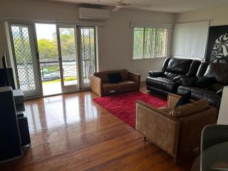 Hill top 2-bedroom home with charming view - Brisbane - 9