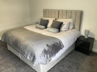 Stunning 3 bedroom 2 bathroom west end house with free parking and Wi-Fi - Knightswood - 9