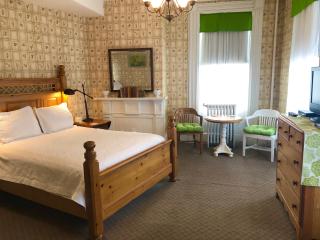 Rogues Harbor Inn - Lansing - 7