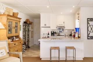 Charming Seashell Cottage Overlooking Secret Gard - San Diego - 7