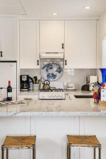 Charming Seashell Cottage Overlooking Secret Gard - San Diego - 2
