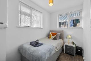 4 Bed Park View House-Free Parking - Sleep 8 - 3