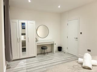 Modern 3 Bed Flat - City Centre - Free Parking - Cardiff - 4