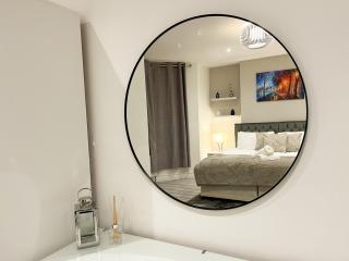 Modern 3 Bed Flat - City Centre - Free Parking - Cardiff - 2