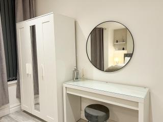 Modern 3 Bed Flat - City Centre - Free Parking - Cardiff - 3