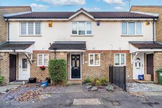 2 bedroom house with parking in Borehamwood - Borehamwood - 0