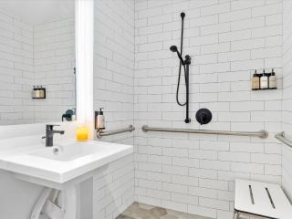 MVR - Prime Downtown Stay - Near Everything - 1