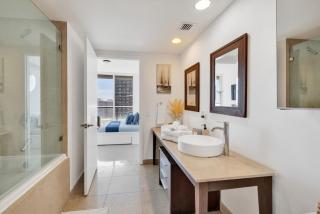 New Listing Promo W Hotel 2BR Bay View 3 Pools - 2